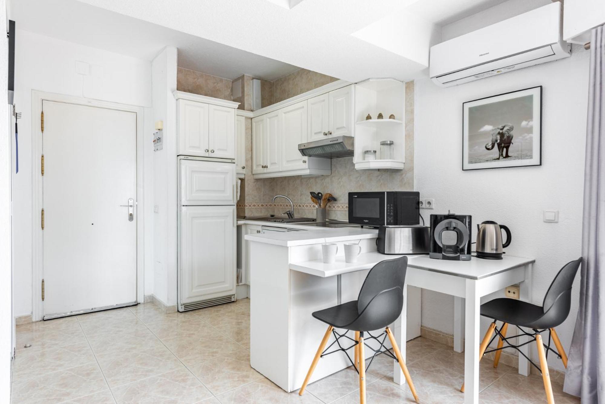 Amazing 2 Bedrooms In Centre Apartment
